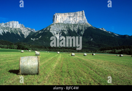 Mont Aiguille or Mount Aiguille Peak (2086m), Le Trièves, Vercors Parc Naturel Regional, & Hay Bales, Isère, French Alps, France Stock Photo