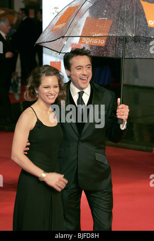 ROBERT DOWNEY JR & WIFE SUSAN ORANGE BRITISH ACADEMY FILM AWARDS ROYAL OPERA HOUSE COVENT GARDEN LONDON COVENT GARDEN LONDON Stock Photo