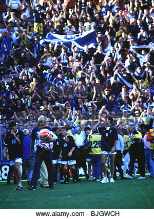 150692-euro-1992-scotland-v-germany-scotland-fans-enjoy-themselves-bjgwch.jpg