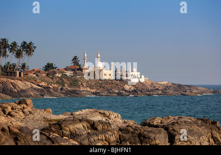 India, Kerala, Kovalam, Vizhinjam village mosques across the bay from lighhouse Stock Photo