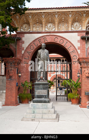 Memorial statue of Henry Flagler at entrance to Flagler College in St. Augustine, Florida Stock Photo