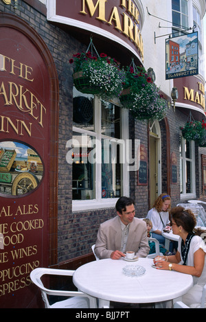 England, Brighton, East Sussex, Young couple sitting at outdoor table at The Market Inn public house in The Lanes Stock Photo