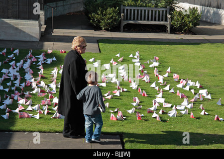 A woman and child at the Merchant Navy Memorial, Tower Hill, London, UK close to Remembrance Sunday 2009. Stock Photo