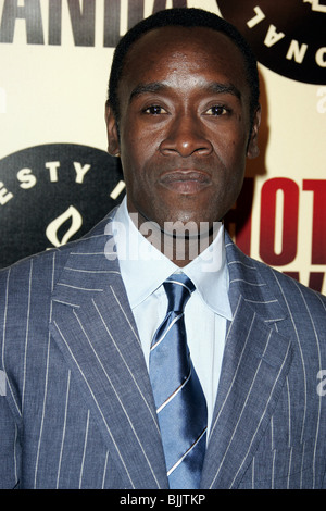 DON CHEADLE HOTEL RWANDA FILM PREMIERE ACADEMY OF MOTION PICTURE ARTS BEVERLY HILLS LOS ANGELES U 02 December 2004 Stock Photo