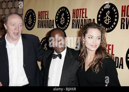 TERRY GEORGE ANGELINA JOLIE & PAUL RUSESABAGINA HOTEL RWANDA FILM PREMIERE ACADEMY OF MOTION PICTURE ARTS BEVERLY HILLS LOS A Stock Photo