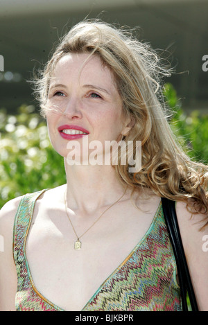 JULIE DELPY CANNES FILM FESTIVAL 2005 CANNES FRANCE 16 May 2005 Stock Photo