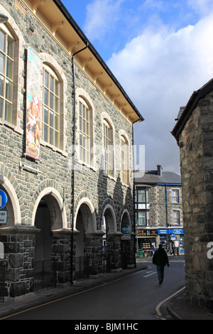 Tŷ Siamas folk music heritage centre and shops, Porth Canol, Eldon Square, Dolgellau town centre, Gwynedd, north Wales, Great Britain, UK Stock Photo