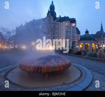 Kochbrunnenspringer spring, in the back the Kochbrunnen fountain, sodium chloride hot spring, Wiesbaden, Hessen, Germany, Europe Stock Photo