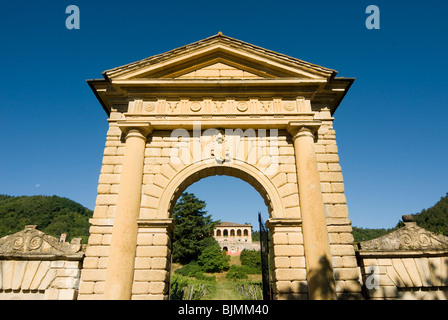 Italien, Euganeische Hügel bei Padua, Tor zu altem Gutshof | Italy, Colli Euganei, gate to old manor Stock Photo