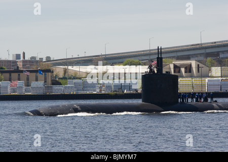 A US Navy Los Angeles class fast attack submarine heads to sea in the Thames River, Connecticut Stock Photo