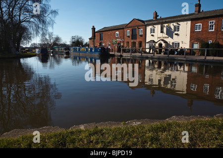 Fradley Junction and canalside pub 'The Swan', Staffordshire, England Stock Photo