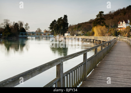 Looking along the wooden footbridge over the River Thames towards Marsh Lock near Henley on Thames in Oxfordshire, Uk Stock Photo