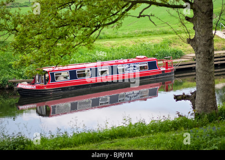 Canal boat uk - barge docked outside a lock on the Huddersfield Narrow Canal, near Huddersfield, West Yorkshire, UK Stock Photo