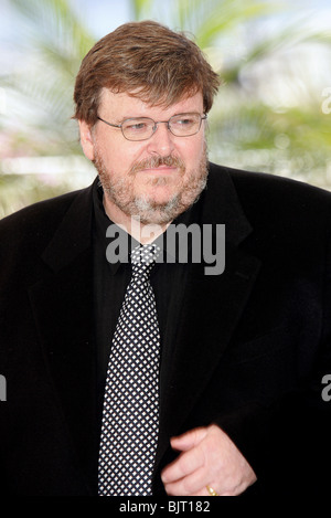 MICHAEL MOORE CANNES FILM FESTIVAL 2004 CANNES FRANCE 17 May 2004 Stock Photo