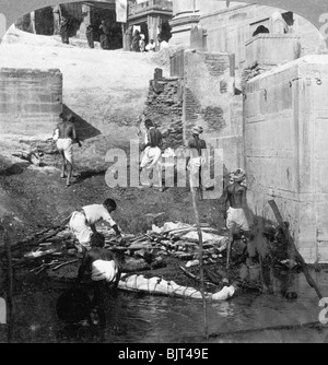 Bathing and burning the Hindu dead, Benares (Varanasi), India 1903.Artist: Underwood & Underwood Stock Photo