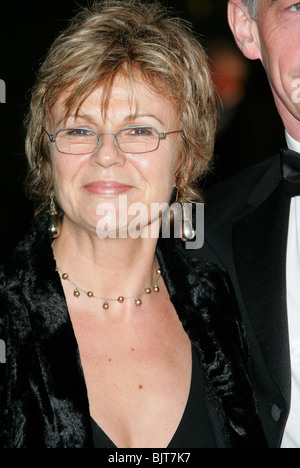JULIE WALTERS THE CHRONICLES OF NARNIA FILM PREMIER THE ROYAL ALBERT HALL LONDON ENGLAND 07 December 2005 Stock Photo
