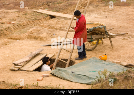 Excavations at the 2300 year old tombs of Xiongjia Zhong, 40 km from Jingzhou. Hubei province, China. Stock Photo