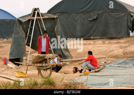 Excavations at the 2300 year old tombs of Xiongjia Zhong, 40 km from Jingzhou. Hubei province, China. Stock Photo