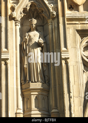 Canterbury Kent England Cantterbury Cathedral Statue Of Queen Victoria On the South West Side Stock Photo