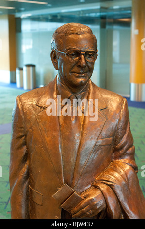 Statue of Victor G. Atiyeh, the 32nd governor of Oregon
