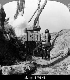 British soldiers go over the top from a trench in France 1916 Battle of ...