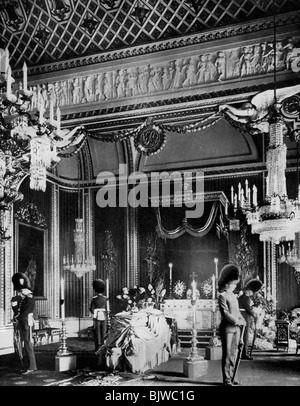 Edward VII lying in state, Throne Room, Buckingham Palace, London, 1910 (1937). Artist: Unknown Stock Photo