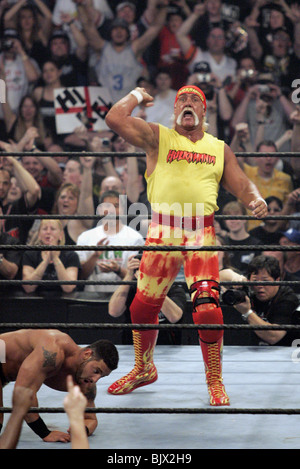 HOLLYWOOD HOGAN & MUHAMMAD HASSAN WRESTLEMANIA 21 GOES HOLLYWOOD STAPLES CENTER LOS ANGELES USA 03 April 2005 Stock Photo