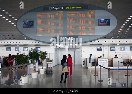 passengers looking at departure announcement board, Terminal 2, Charles de Gaulle airport Roissy,  France Stock Photo