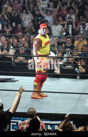 HOLLYWOOD HOGAN WRESTLEMANIA 21 GOES HOLLYWOOD STAPLES CENTER LOS ANGELES USA 03 April 2005 Stock Photo