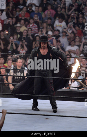 UNDERTAKER WRESTLEMANIA 21 GOES HOLLYWOOD STAPLES CENTER LOS ANGELES USA 03 April 2005 Stock Photo