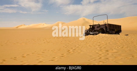 Ford F30 truck of S-Patrol of the Long Range Desert Patrol abandoned due to a seized engine during WW2, Western Desert, Egypt Stock Photo