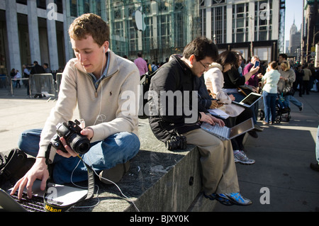 Orlando, FL/USA-12/6/19: An Apple store with people waiting to purchase  Apple Macbooks, iPads and iPhones Stock Photo - Alamy