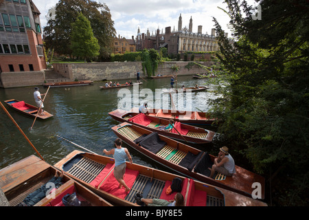 Cambridge Tourism - Independent Punt operators prepare to take tourists on the River Cam in central Cambridge UK Stock Photo