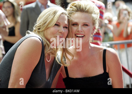 CHARLIZE THERON & GERDA CHARLIZE THERON WALK OF FAME HOLLYWOOD LOS ANGELES USA 29 September 2005 Stock Photo