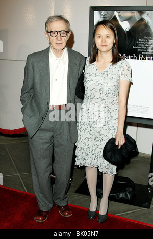 WOODY ALLEN & SOON-YI PREVIN MATCH POINT PREMIER LOS ANGELES COUNTY MUSEUM OF ART LOS ANGELES USA 08 December 2005 Stock Photo