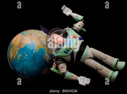 De que planeta es buzz 2024 lightyear