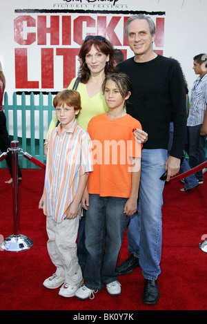 MARILU HENNER CHICKEN LITTLE WORLD PREMIER EL CAPITAN HOLLYWOOD LOS ANGELES USA 30 October 2005 Stock Photo