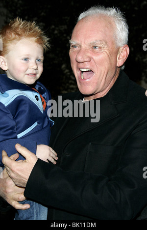 MALCOLM MCDOWELL & BECKETT AEO FLUX WORLD PREMIER CINERAMA DOME HOLLYWOOD LOS ANGELES USA 01 December 2005 Stock Photo