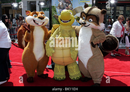 HAMMY THE SQUIRREL VERNE THE TURTLE & RJ THE RACCOON OVER THE HEDGE. PREMIERE WESTWOOD LOS ANGELES USA 30 April 2006 Stock Photo