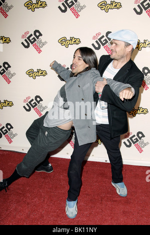 ANTHONY KIEDIS & FLEA SPIKE TV VIDEO GAME AWARDS 2005 GIBSON AMPHITHEATRE LOS ANGELES USA 18 November 2005 Stock Photo