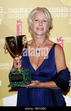 HELEN MIRREN AWARDS GALA VENICE FILM FESTIVAL 63RD VENICE FILM FESTIVAL VENICE ITALY 09 September 2006 Stock Photo