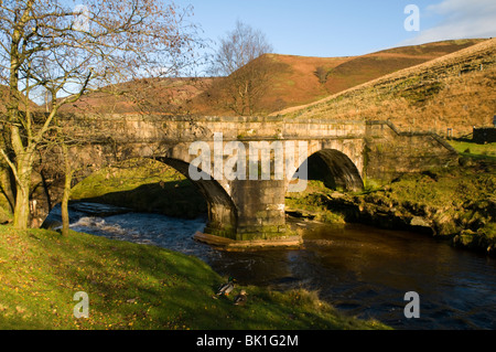 Slippery Stones bridge, a 17th century packhorse bridge, over the River Derwent, Upper Derwent Valley, Derbyshire, England, UK Stock Photo