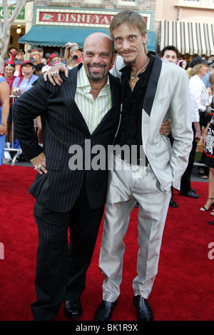 LEE ARENBERG & MACKENZIE CROOK PIRATES OF THE CARIBBEAN: DEAD MANS CHEST WORLD PREMIERE DISNEYLAND LOS ANGELES USA 24 June 20 Stock Photo