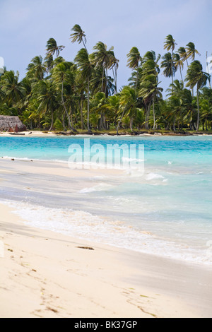 Dog Island looking across to Devil Island, Comarca de Kuna Yala, San Blas Islands, Panama, Central America Stock Photo