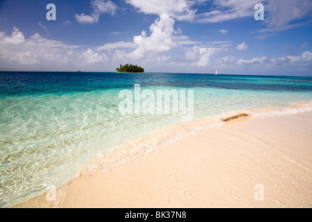 Beach on Kuanidup Grande, looking towards small island, Comarca de Kuna Yala, San Blas Islands, Panama, Central America Stock Photo