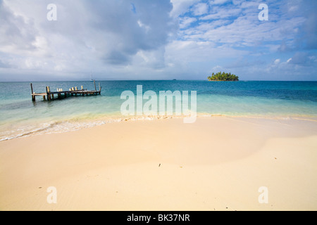 Beach on Kuanidup Grande, looking towards small island, Comarca de Kuna Yala, San Blas Islands, Panama, Central America Stock Photo