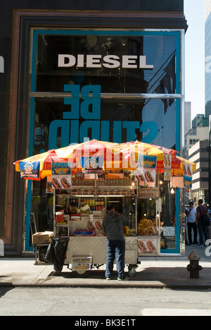 A hot dog vendor on Fifth Avenue in New York on Saturday, April 3, 2010. (© Richard B. Levine) Stock Photo