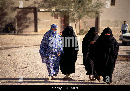 Four Moroccan women walking in Ouarzazate Province near Zagora, Morocco Stock Photo