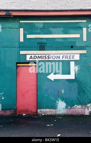 Door with sign saying 'Admission Free' and a large arrow Stock Photo