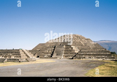 Avenue of the Dead leading up to the Pyramid of the Moon, at the Historic Site of Teotihuacan, Mexico